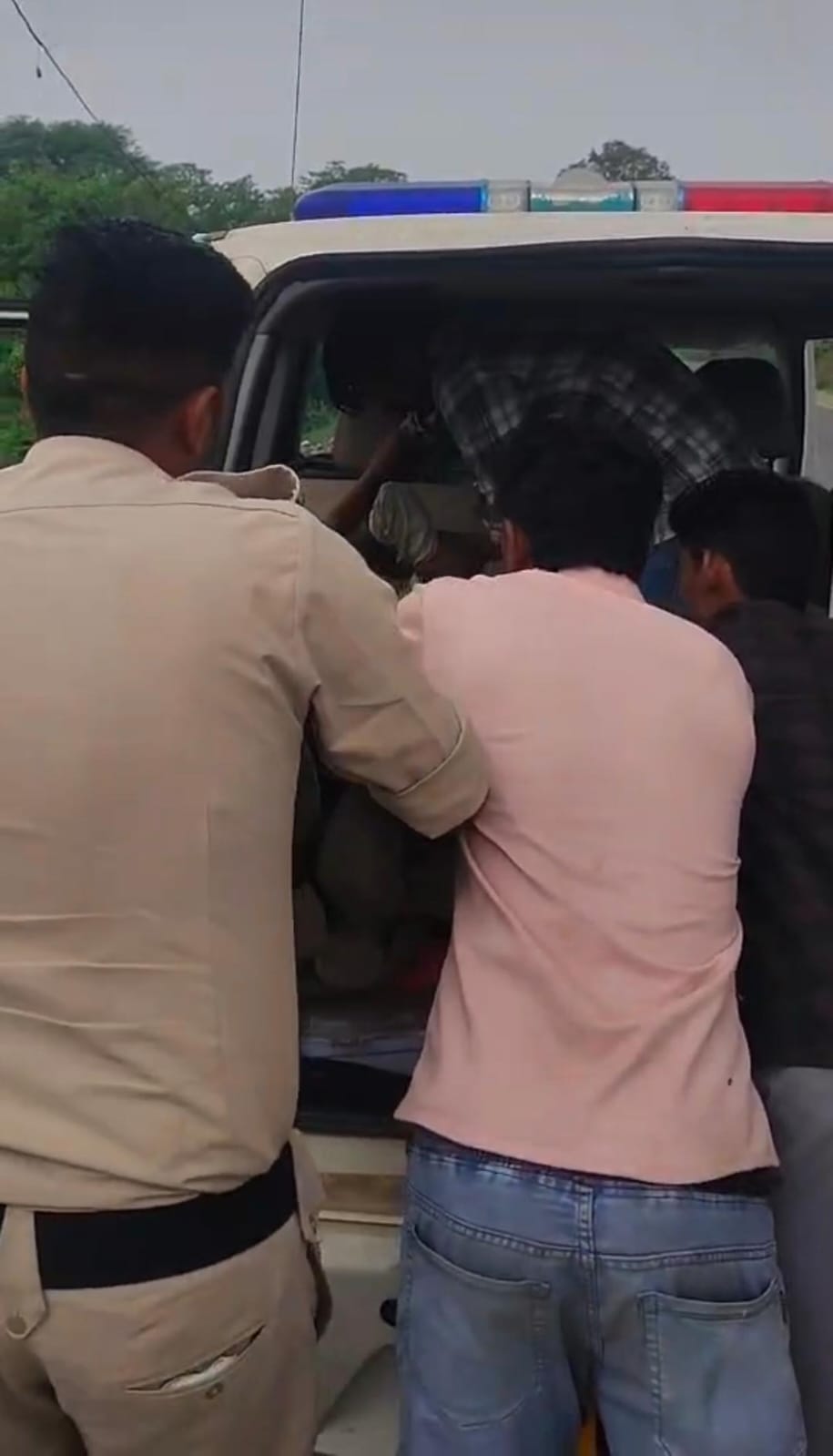 डायल-112 एफआरवी-15 की तत्परता से सड़क दुर्घटना में घायल दो व्यक्तियों को पहुंचाया गया अस्पताल 